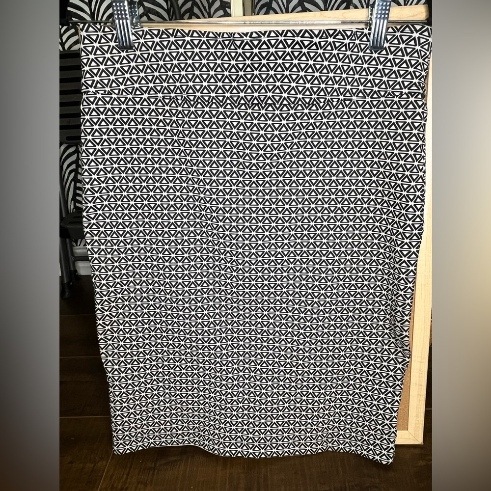 Geometric print pencil skirt